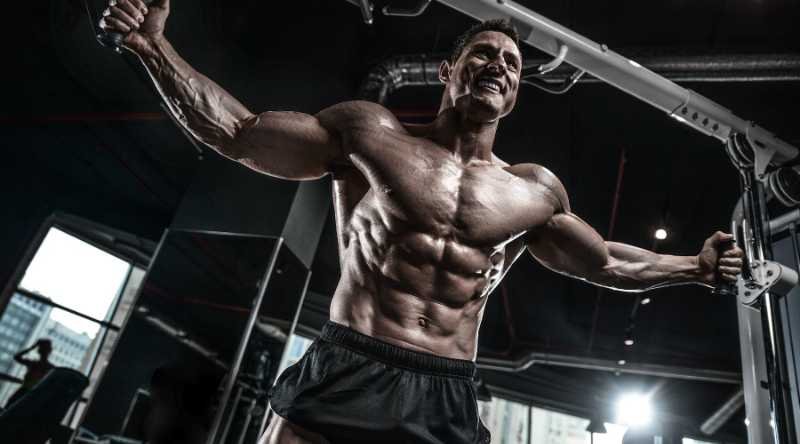 Hombre musculoso en el gimnasio